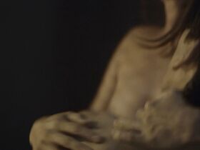 Алисия Викандер голая, Райли Кио голая – Предвестник землетрясения (2019) #4