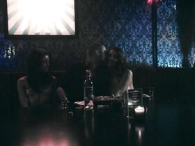 Лесли Льювет голая – День, когда Земля замерзла s01e02 (2019) #10