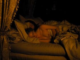 Эмма Стоун голая – Фаворитка (2018)