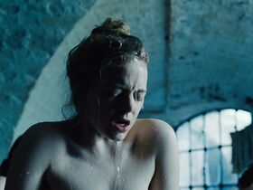 Эмма Стоун голая – Фаворитка (2018) #2