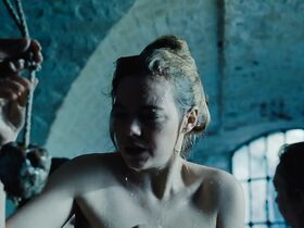 Эмма Стоун голая – Фаворитка (2018) #3