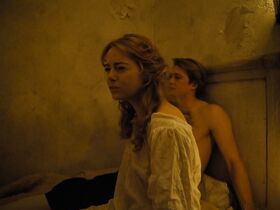 Эмма Стоун голая – Фаворитка (2018) #7