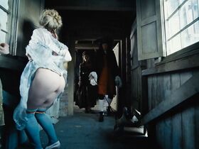 Эмма Стоун голая – Фаворитка (2018) #8