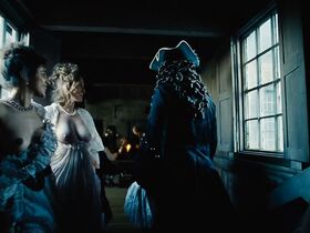 Эмма Стоун голая – Фаворитка (2018) #9