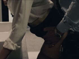 Шарлиз Терон секси – Опасный бизнес (2018)