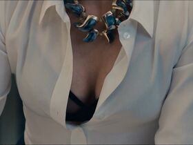 Шарлиз Терон секси – Опасный бизнес (2018) #2