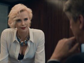 Шарлиз Терон секси – Опасный бизнес (2018) #4