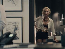 Шарлиз Терон секси – Опасный бизнес (2018) #6