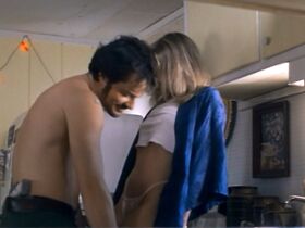 Рене Зеллвегер секси – Любовь и 45 калибр (1994)