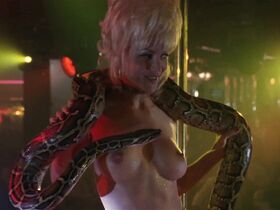 Барбара Элин Вудс голая – Стриптиз (1996) #3