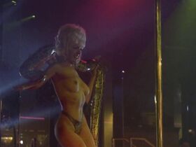 Барбара Элин Вудс голая – Стриптиз (1996) #4