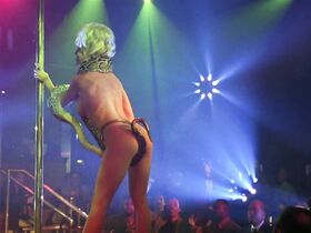 Барбара Элин Вудс голая – Стриптиз (1996) #6