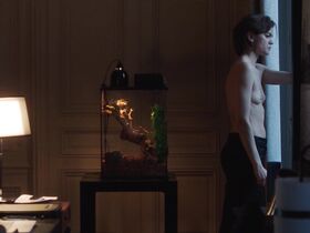 Мари-Софи Фердан голая – Со мной непросто (2018) #4