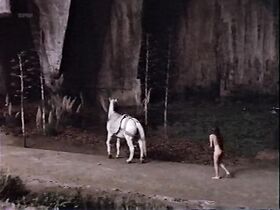 Барбара Де Росси голая – Сердца и доспехи (1983) #6