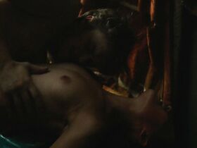 Алисия Викандер голая – Тюльпанная лихорадка (2017)