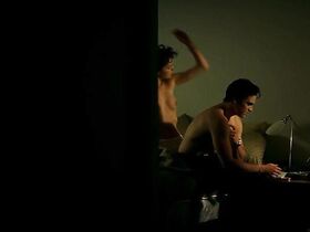 Шарлиз Терон голая – Ярды (2000)
