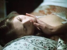 Изабель Юппер голая – Подлинная история дамы с камелиями (1981) #3