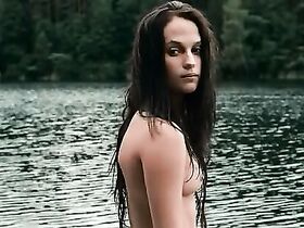 Алисия Викандер голая – Королевские драгоценности (2011) #2
