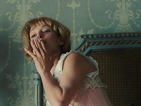 Ума Турман секси – Милый друг (2012) #3