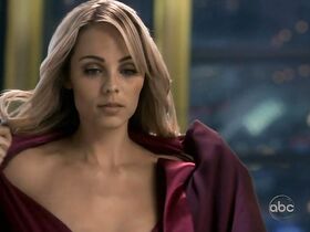 Лора Вандервурт секси – Визитёры s02e10 (2010)