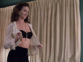 Келли Линч голая, Хизер Грэм секси – Аптечный ковбой (1989) #2