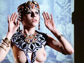 Изабель де Фюнес голая, Эли Галлеани голая, Кэррол Бейкер голая, Анджела Ковелло голая – Баба Яга (1973) #3