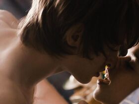 Эмилия Кларк секси – Спайк Айленд (2012) #2