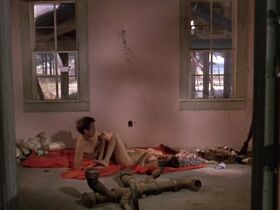 Барбара Херши голая – Берта по прозвищу «Товарный вагон» (1972) #3