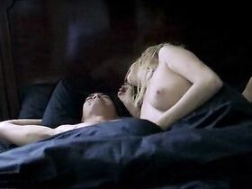 Анна Фрил голая, Мишель Уильямс голая, Марианн Деникур голая – С тобой и без тебя (2001)