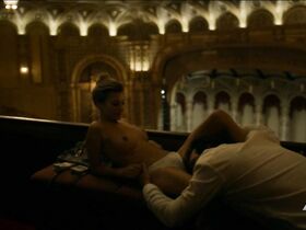 Элисон Бэт голая – День, когда Земля замерзла s01e07 (2017)