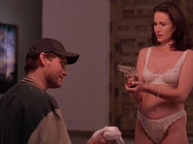 Энди Макдауэлл секси – Конец насилия (1997)