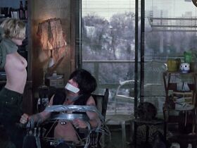 Дрю Бэрримор голая – Парни побоку (1995)