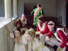 Элизабет Хёрли голая – Враг Шарпа (1994) #1