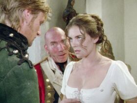 Элизабет Хёрли голая – Враг Шарпа (1994) #3