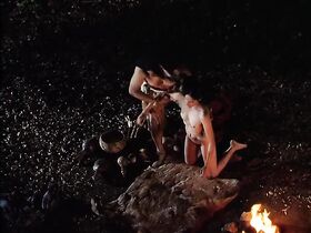 Элизабет Барондес голая, Габриэлла Холл голая – Полный массаж тела (1995) #2