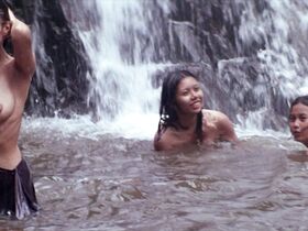 Шарлотта Льюис голая – Солдаты фортуны (1994)