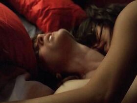 Сара Шахи голая, Мишель Хикс голая – Приключения Битл (2015)