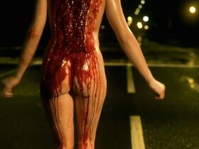 Надежда Бреннике голая – Тетовирање (2002)