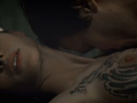 Надежда Бреннике голая – Тетовирање (2002) #2