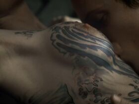 Надежда Бреннике голая – Тетовирање (2002) #3