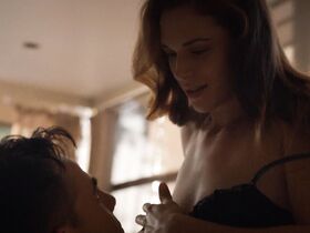 Аманда Ригетти секси – Колония s01e07 (2016) #3