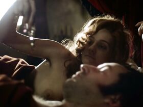 Ромола Гарай голая – Багровый лепесток и белый (2011)