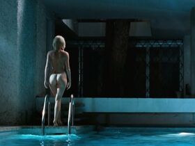 Луиз Бургуэн голая – Черные небеса (2010) #2