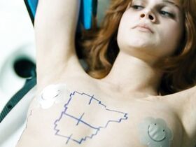 Лиза Томашевски секси – Сегодня я блондинка (2013)