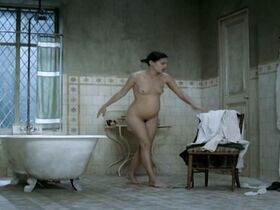 Виржини Ледуайен голая – Сэнт Анж (2004)