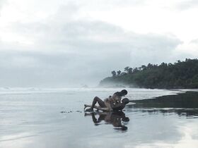 Адриана Угарте голая – Пальмы в снегу (2015) #2