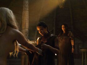 Эмилия Кларк секси – Игра престолов s06e03 (2016)