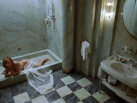Милла Йовович голая – Обитель зла (2002) #1