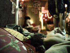 Дафна Хеснард голая – Черная ночь (2013) #2