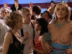 Ким Кэтролл голая, Кристин Дэвис голая – Секс в большом городе s05e01 (2002)